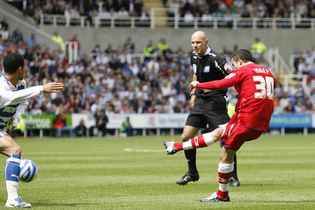 Birmingham City's Keith Fahey (R) scores his goal against Reading during their Championship football match at the Madejski Stadium in Reading on May 3, 2009. AFP PHOTO / IAN KINGTON (Photo credit should read IAN KINGTON/AFP via Getty Images)