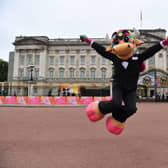 Perry, the official mascot for the Birmingham 2022 Commonwealth Games, poses outside Buckingham Palace (Photo by JUSTIN TALLIS / AFP) (Photo by JUSTIN TALLIS/AFP via Getty Images)