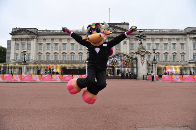 Perry, the official mascot for the Birmingham 2022 Commonwealth Games, poses outside Buckingham Palace (Photo by JUSTIN TALLIS / AFP) (Photo by JUSTIN TALLIS/AFP via Getty Images)
