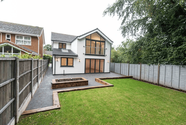 4 bedroom detached house in Starbold Crescent, Solihull