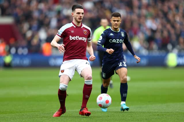 Declan Rice of West Ham United looks to control the ball whilst under pressure from Phillipe Coutinho of Aston Villa during the Premier League match between West Ham United and Aston Villa at London Stadium