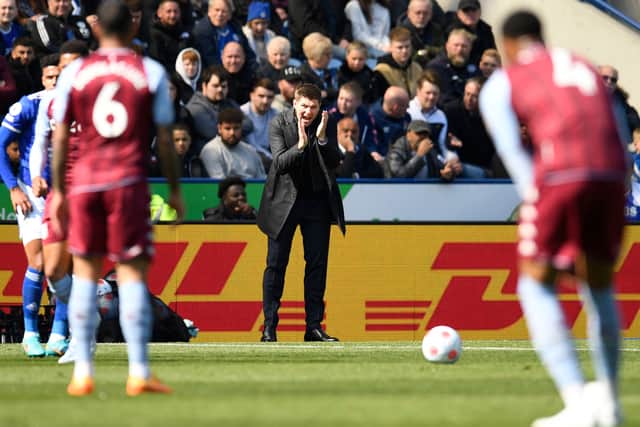 Aston Villa's English head coach Steven Gerrard (C) shouts instructions to the players from the touchline during the English Premier League football match between Leicester City and Aston Villa at King Power Stadium in Leicester