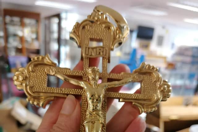 The biggest gold crucifix and chain in the UK which weighs 1.5kg is set to fetch £30k at auction
