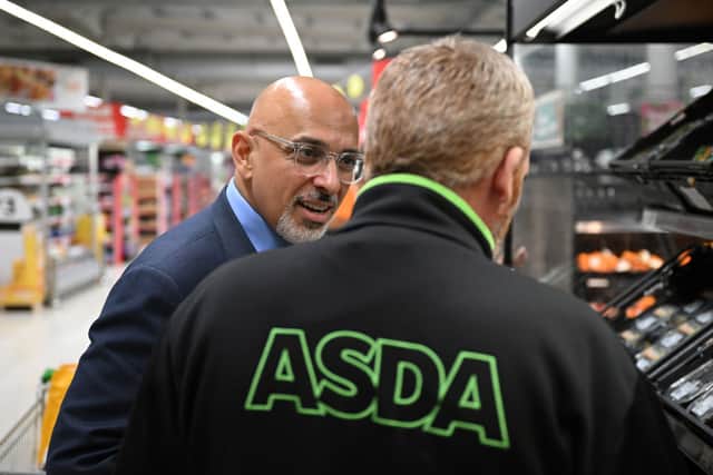  UK Chancellor of the Exchequer, Nadhim Zahawi (L) speaks with a member of staff during a visit of an ASDA supermarket. (Photo Justin Tallis - WPA Pool/Getty Images)