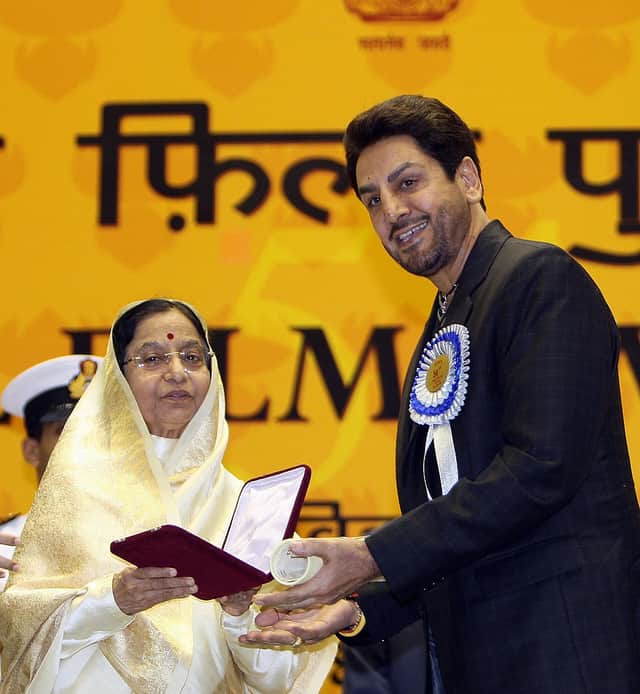 Indian President Pratibha Patil (L) presents The Best Male Playback singer award to Gurdas Maan (R) at the 54th National Film Awards Function.  (Photo credit should read PRAKASH SINGH/AFP via Getty Images)