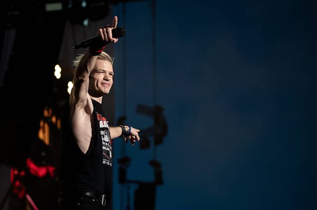 Sum 41 have cancelled the Australian tour as lead singer Deryck Whibley battles pneumonia