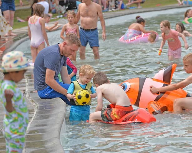  Crowds flock to Tettenhall Pool to cool down in the summer sun.