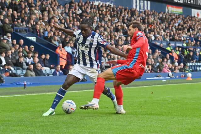 Brayann Pereira raids down the right.