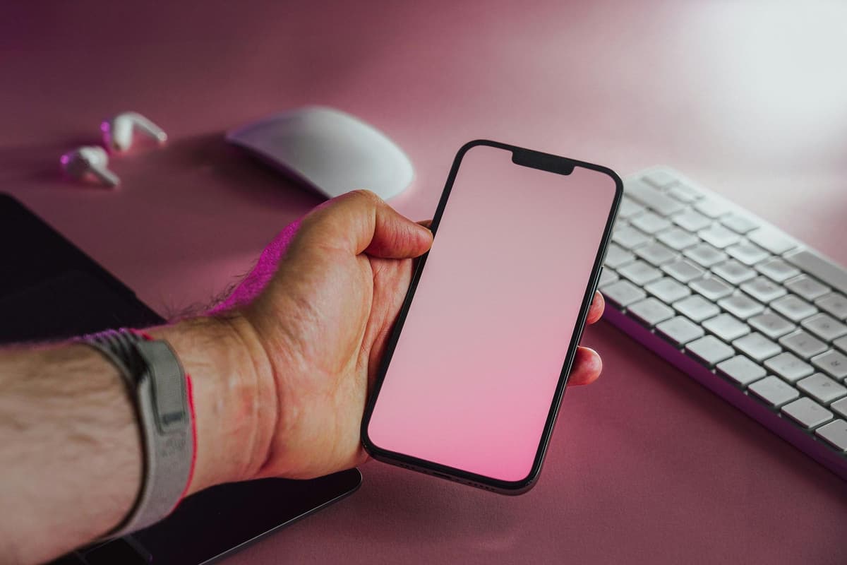 Constantly Check Phone Gen Z Brummies ‘constantly’ check their phone at work