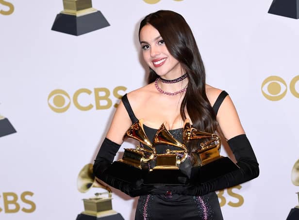 <p>US singer Olivia Rodrigo poses with her various awards during the 64th Annual Grammy Awards. Photo: Patrick T. FALLON / AFP via Getty Images.</p>
